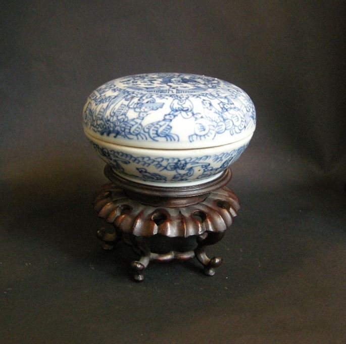 Porcelain blue and white box decorated with numerous childrens and Kylin - Kangxi period | MasterArt